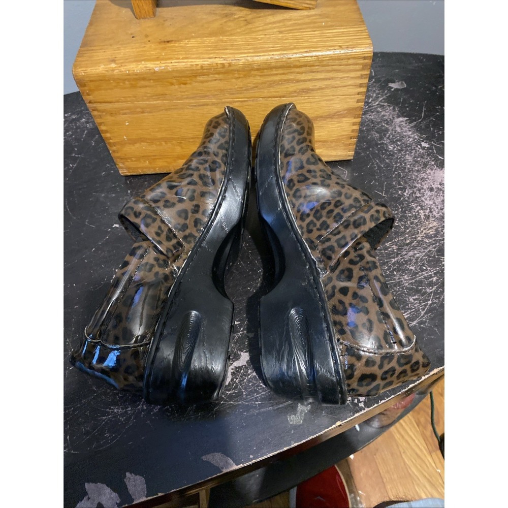 BOC Born Concept Shoes Womens 10 Leopard Clogs Brown Faux Leather Casual Slip On - Picture 6 of 10